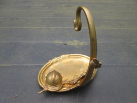 French watch holder standard. Frans Horloge standaard brons vuurverguld met Franse miniatuur helm en bajonet gegraveerd met SOUVENIR  d´un prisonnier de Guerre a sa Marraine 1919 Alfred- Anna. Krijgsgevangen herinnering. TOP stuk.