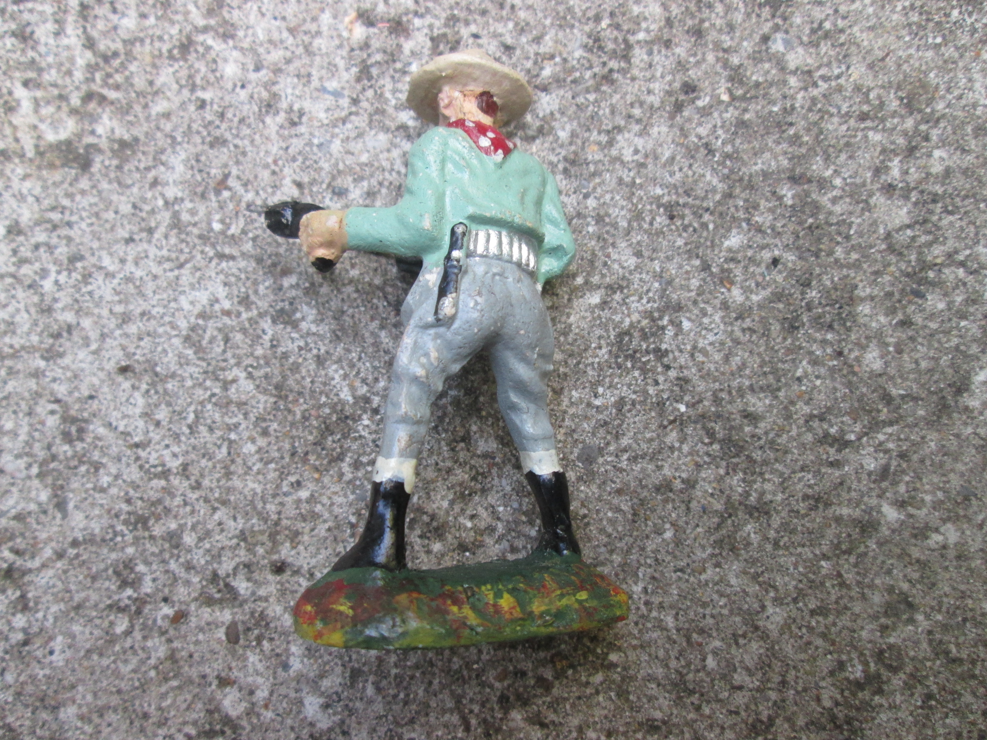 DURSO cowboy with 2 revolvers. Durso figuur met 2 revolvers