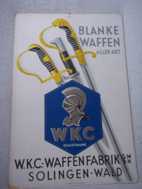 German advertisment of WKC swords and bayonets. Kartonnen reclame Derde Rijk, van WKC Waffenfabrik - Solingen-Wald. mooie afbeelding met sabels en bajonetten, zeer decoratief bij een wapen verzameling. 30 bij 48 cm. zeldzaam, rare.