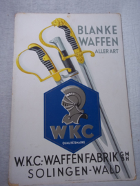 German advertisment item of WKC swords and bayonets. Kartonnen reclame Derde Rijk, van WKC Waffenfabrik - Solingen-Wald. mooie afbeelding met sabels en bajonetten, zeer decoratief bij een wapen verzameling. 30 bij 48 cm. zeldzaam, rare.