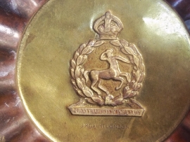 Brass ashtray Royal Army Veterinary Corps, made by Gaunt london. Koperen asbak met Engels embleem van de militaire afdeling Dierenverzorging