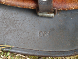 German helmet pattern 1940 with one Luftwaffe decal. Duitse helm M-40 maat Q-64 met mooie heldere Luftwaffe decal, binnenwerk in gedragen staat, riem gedateerd 1938 leuke helm zo gevonden.