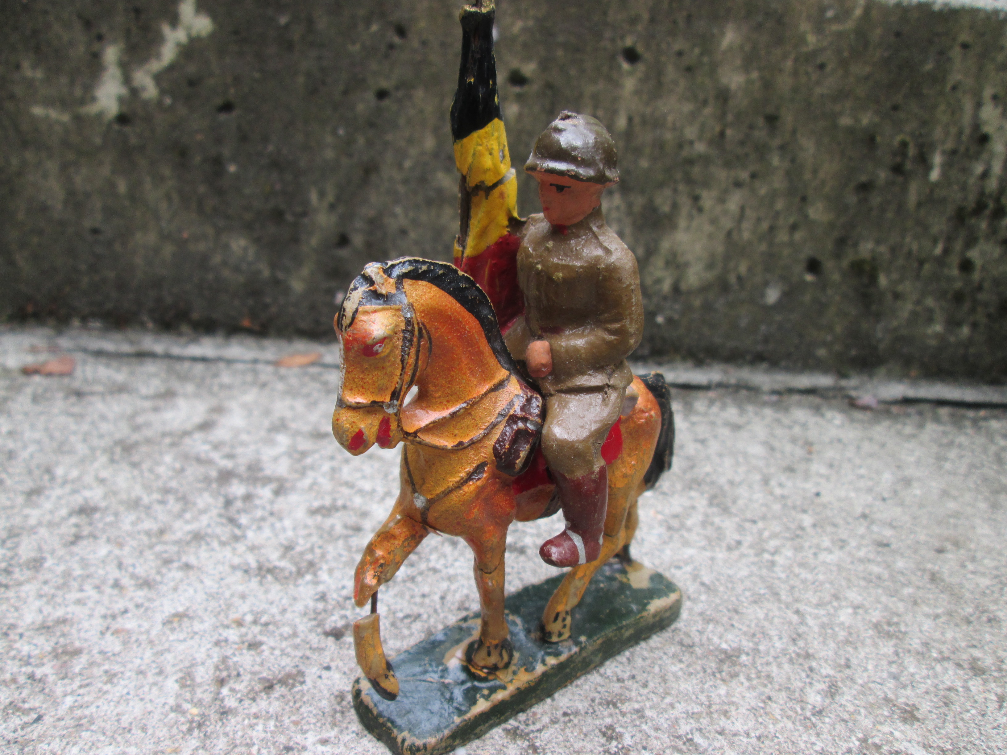 Made in belgium Belgium soldier with flag on his horse. Fabrication Belge, FB, Belgische soldaat met vlag op paard