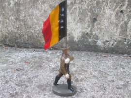 ELASTOLIN Belgium soldier with tricolour flag. Belgische soldaat met de nationale vlag zeer nette staat.