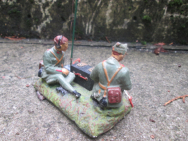 ELASTOLIN 2 Swiss soldiers with radio. 2 Zwitserse soldaten bij zend materiaal. code plaatje weg.