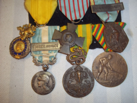 French medal bar Foreign Legion, Franse medaille balk Croix du Combattant, liberation medal, Medaille Coloniale Extreme Orient, Medaille Indo-chine, medaille territoire du Cameroun. TOP