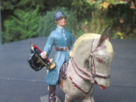 DURSO French eoldier on horse with bugle. Franse soldaat WO1 op paard met bazuin, goede staat
