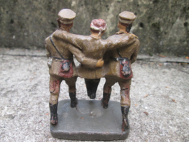 ELASTOLIN 2 soldiers carrying a wounded soldier. 2 soldaten dragen een gewonde welke nationaliteit kan ik niet zeggen. goede staat.