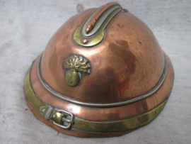 Trench- art French helmet with infantry badge. Loopgravenkunst Franse helm, casque Adrianne, zeer bijzonder gemaakt, zijn echte kunst objecten. 15,5  --  12,5 --  5  cm.