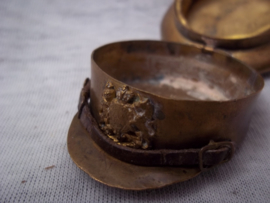 Trench- art a British cap with little badge as box. Loopgraven kunst Engelse leger pet met embleem en kinriem je kunt het gebruiken als pillendoosje.zeer bijzonder stuk als loopgraven kunst. zeldzaam.