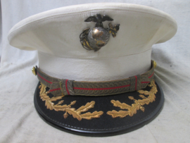 USMC officers white dress visor cap, with nice embroidered pattern on visor. The Berkshire named to major Melvyn Herbert Kerr. United States Marines officiers pet met opgelegd pet embleem.