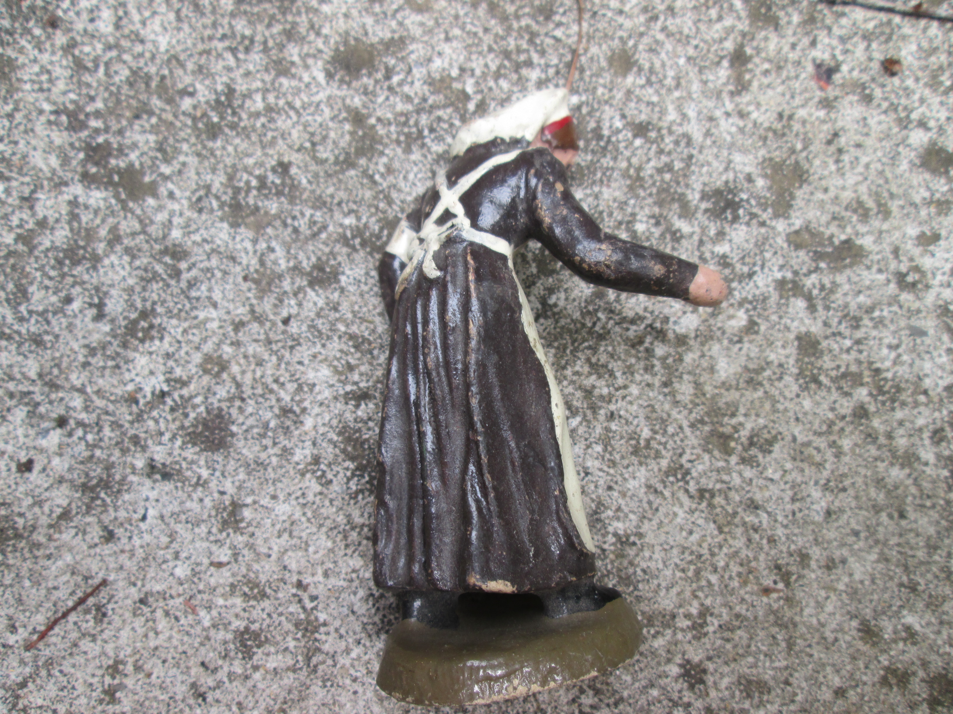 Set ELASTOLIN wounded German soldier with nurse, very rare, 10cm. old type toys. Elastolin Duitse soldaat gewond met verpleegster zeldzame set 10cm. vroeg speelgoed 1920.