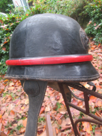 Belgium WW2 motorhelmet used by army and police forces. Belgische motor helm met voorop de Belgische leeuwenkop, gebruikt door politie (Rijkswacht) en leger.