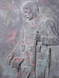 German bronze grave memorial. Duitse bronzen grafplaat met soldaat bij het graf 70 bij 40 cm TOP