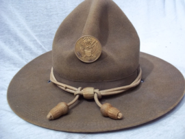 US Campaign hat with 5 stitches WW1 with badge, (made in Britain). Amerikaanse manschappen hoed met nationaal Amerikaans embleem. Typisch zijn de 5 stiknaden langs de rand van de hoed.