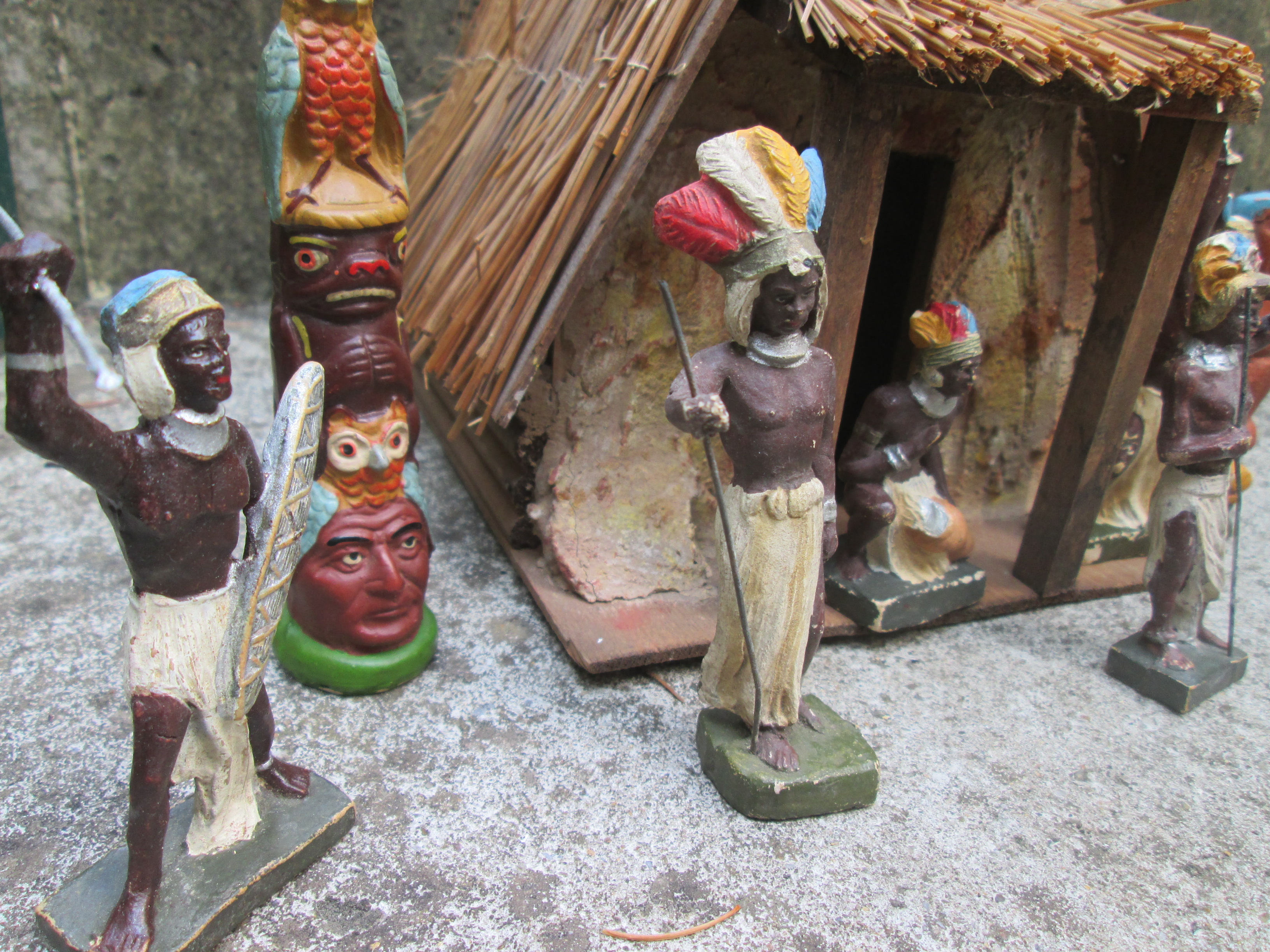 Rieten negerhut met figuren made in Italy, 7 figuren zeer net en decoratief, leuke aparte Afrikaanse set.