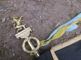 Belgische oudstrijders verenigings vlag van Anderlecht zeer goede staat compleet met metalen leeuw en bamboevlaggenstok.