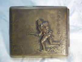 Japanese cigarette case very rare, Sigaretten koker met Japanse soldaat en aan de achterkant andere Japanse afbeeldingen zeer apart.