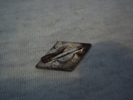German capbadge Hitler Youth. HJ diamond, nicely marked misses 1 pin. HJ pet embleem 1 pin afgebroken mooi gemarkeerd emaille uitvoering.