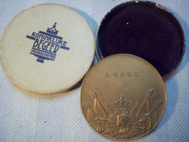 Dutch medal, Nederlandse penning met Nederlandse grenadier met bazuin, geen opschrift, in doosje van Koninklijke begeer Voorschoten, groot model 5 cm.