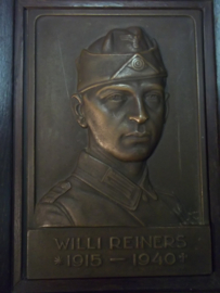 Bronze plaque German soldier, very rare. Bronzen plaquette gemaakt door de Nederlandse kunstenares M.P.J. FLEUR in oorlogstijd van een gesneuvelde Duitse soldaat, zeer zeldzaam,