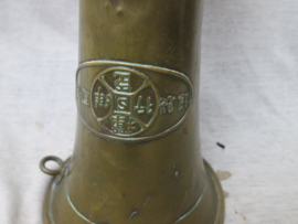 Chinese army bugle. Bazuin van het Chinese leger ten tijde van de Boxeropstand. met Chinese karakters. Het bazuin is helemaal gelijk aan de Duitse bazuinen die daar door het leger werden gebruikt, China zette er alleen hun eigen embleem op.