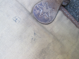 Japanese army officers pattern leather backpack, in usedbut complete condition. Japanse leren rugzak, vroeg model, geheel compleet. bijzonder leuk stuk Japanse uitrusting.
