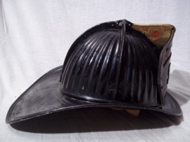 US Fire Department helmet, metal- Senator pattern, nearly mint condition. Amerikaanse metalen brandweerhelm SENATOR model, in een absoluut goede bijna MINT staat.