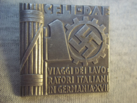 Rare German tinnie, day badge, Zeldzame Duitse tinnie, Samenwerkings speld tussen Italie en Duitsland op het gebied van Arbeid. zeer bijzonder, Italiaanse aanmaak.