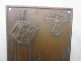 German plaque of the N.S.K.K. early period. Duitse plaquette van de N.S.K.K. Zielfahrt nach Taugermünde zur 1000 jahrfeier & Brückenweihe. 10 september 1933. Brons  8,5 bij 6 cm. mooie duidelijke slag.