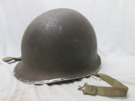 US M1 steel combat helmet fixed bails, with Westinghouse liner. Amerikaanse M1 helm met binnenhelm gedragen eerlijke helm geheel compleet.