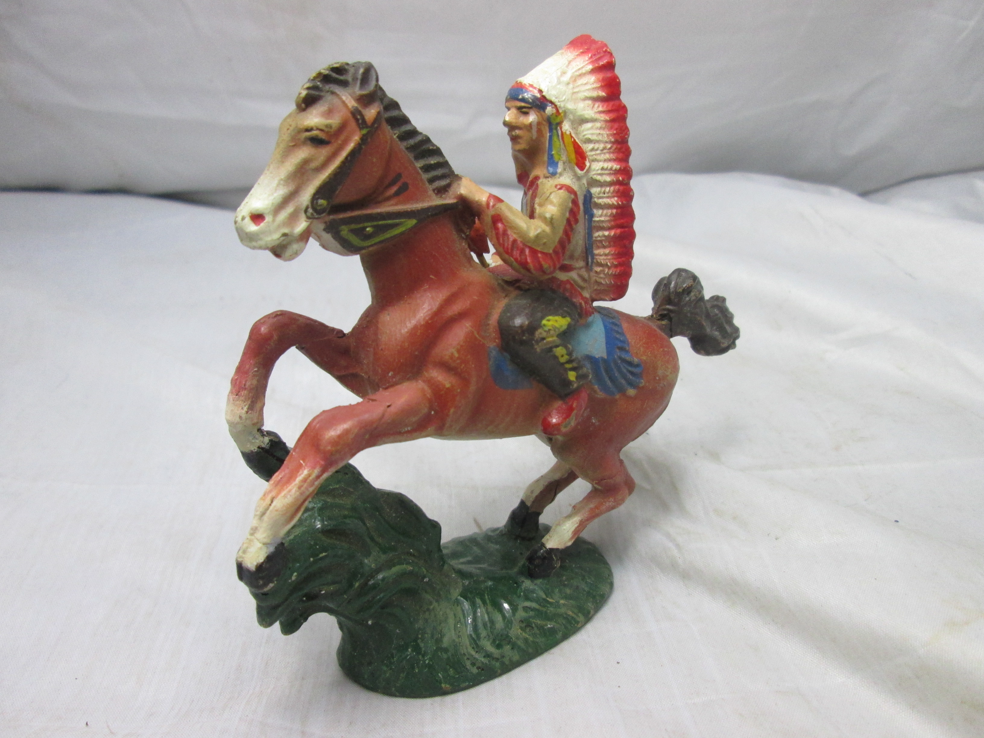 LEYLA, Indian on horse very nice piece. Merk Leyla Indiaan op paard uit 1 stuk goede staat.