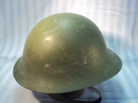 Dutch helmet M-1916 nicely marked CM- 1927. Nederlandse helm Model 1916, met CM stempel, 1 riemsleuf en datum 1927 perfecte staat CM- Centraal Magazijn. helm in een bijna MINT staat en in deze conditie nauwelijks nog te vinden zeldzaam dus.