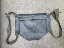 US-Army gas mask M-7 assault bag, rubber. Amerikaanse gasmasker tas rubber gebruikt door para eenheden ten tijde van D-Day. mooi gedragen staat met embleem er nog op. para-equipment.