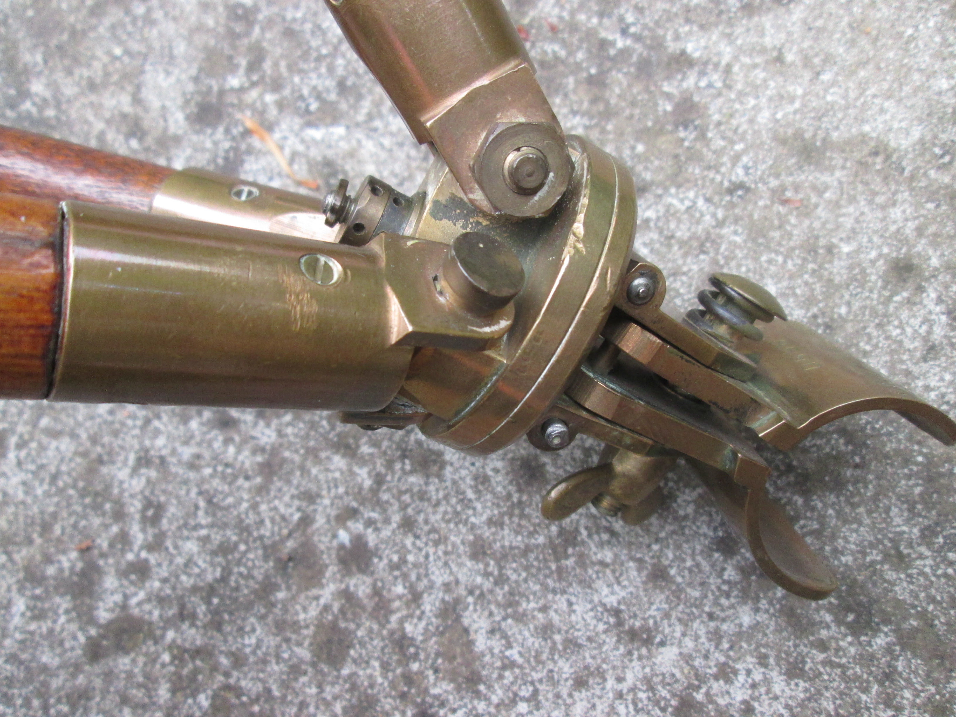 British binocular on tripod. binocular is dated 1917 tripod is dated 1942 and made in new Sealand. Engelse uitschuifbare kijker op driepoot alles mooi gemarkeerd en gedateerd TOP stuk in deze staat optisch goed.