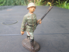 ELASTOLIN German soldier very rare with some fire. Duitse soldaat fakkeldrager wat je via de metalen buis kon doen.