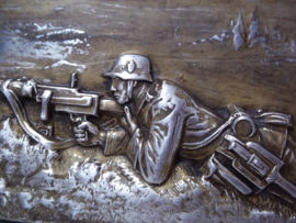 German metal wall plaque Machine gun compagnie. Duits metalen plaquette 27 bij 12 cm Duitse soldaat achter machinegeweer zilver kleurig. decoratief