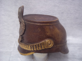 Bronzen miniatuur Schako, Pruisen, met los embleem en cocarde en vuurvergulde accenten, afmeting 8,5 cm bij 7 cm hoog. Leuk zeldzaam bronsje en gedetailleerd gemaakt TOP stuk.