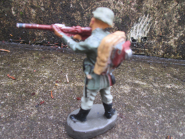 BELLUM German shooting soldier with shooting system. Duitse soldaat met schiet mechaniek.