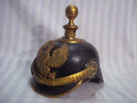 German officers spike helmet Artillery, nice untouched helmet. Duitse officiers pickelhaube artillerie, vuurverguld.  Helm is mooi in model, geen dubbele gaten dus alles zit er nog origineel op. gelijkgekleurd.