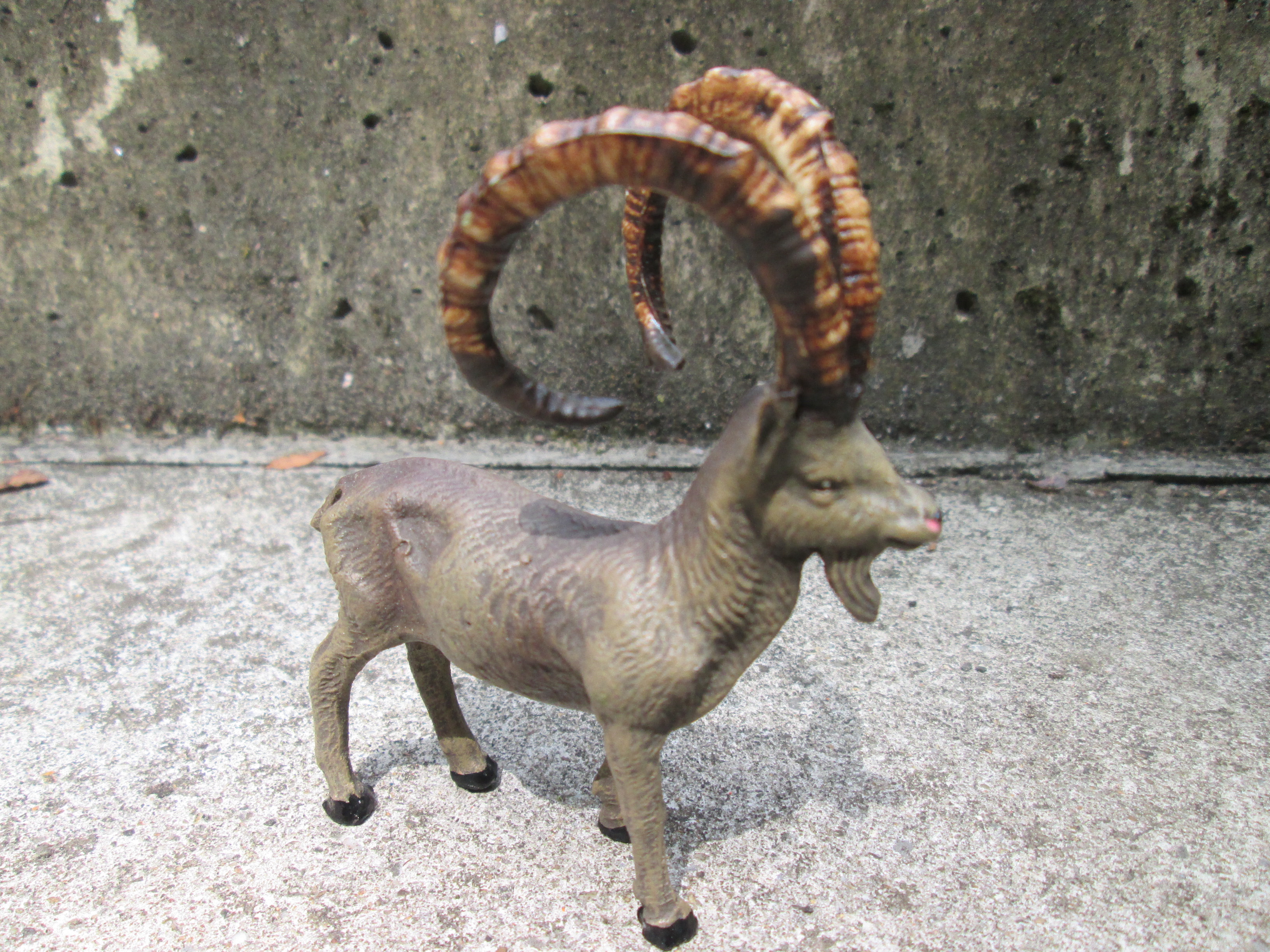 Elastolin mountain goat, chamois. Elastolin Berggeit gems met hele grote hoorns TOP staat zeldzaam stuk.