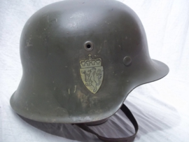 Norwegian helmet, German made.Noorse helm, Duits model 1942 met de twee decals van Noorwegen. Dit soort helmen zijn nu vrij zeldzaam, omdat vele omgebouwd zijn tot Duitse helmen, de 2 originele decals maken deze helm uniek, Model 42.