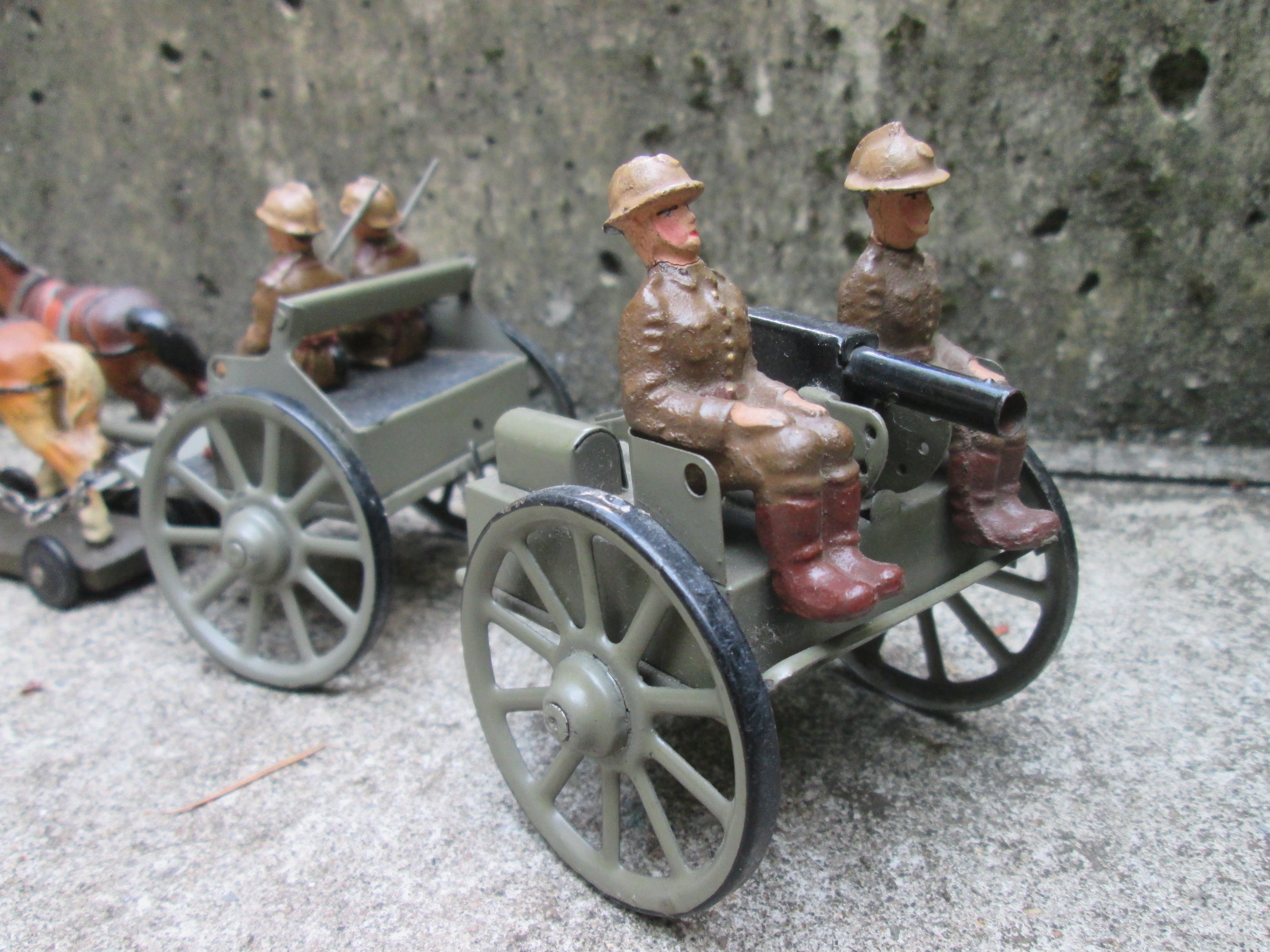 Blikken speelgoed, Belgische soldaten met kar getrokken door paarden met achterop een machinegeweer, zeer zeldzame en decoratieve set.
