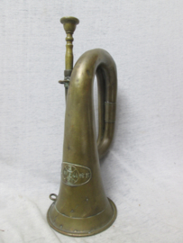 Chinese army bugle. Bazuin van het Chinese leger ten tijde van de Boxeropstand. met Chinese karakters. Het bazuin is helemaal gelijk aan de Duitse bazuinen die daar door het leger werden gebruikt, China zette er alleen hun eigen embleem op.