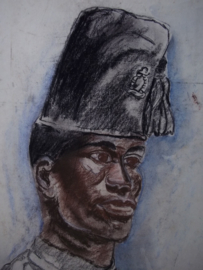 Originele krijttekening van een ABBL Force Publique soldaat. Een inheemse soldaat uit de Belgische Congo, zeer nette tekening van een soort waskrijt. ingelijst om beschadigingen te voorkomen 42 bij 52 cm.