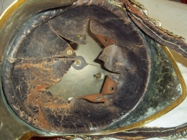 The 5th Dragoon Guards other rank`s helmet with white over red horse-hair plume with rosette and leather backed chinchain. Engelse Guards helm met perfekte binnenhelm.