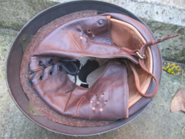 British dispatcher helmet BMB- 1944 in nearly MINT condition, used by the Belgium Army Forces. Engelse motorhelm in TOP staat, gebruikt in het Belgische leger. met PM (Patrouille Militair).