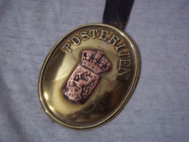 3 Indentification plaques for a Dutch postman, different periods. 3 borsthangers van de POSTERIJEN en PTT, oudste is uit 1860, de bronzen is jaren 40-50, de geemailleerde is jaren 60. zeer bijzonder en in zeer goede staat.