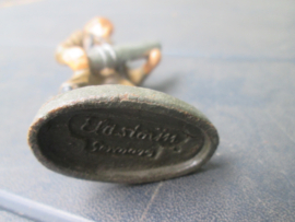 ELASTOLIN Belgium soldier with artillery shell. Belgische soldaat met artillerie kogel.