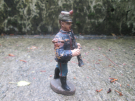 ELASTOLIN 10 cm. Dutch soldier. Nederlandse soldaat met schako en fluit antiek speelgoed bespeeld.